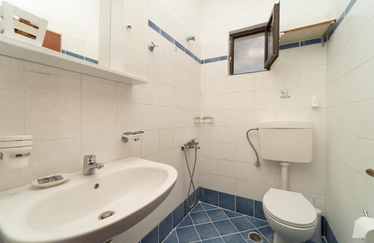 Tsimiklis Apartment Finikounta